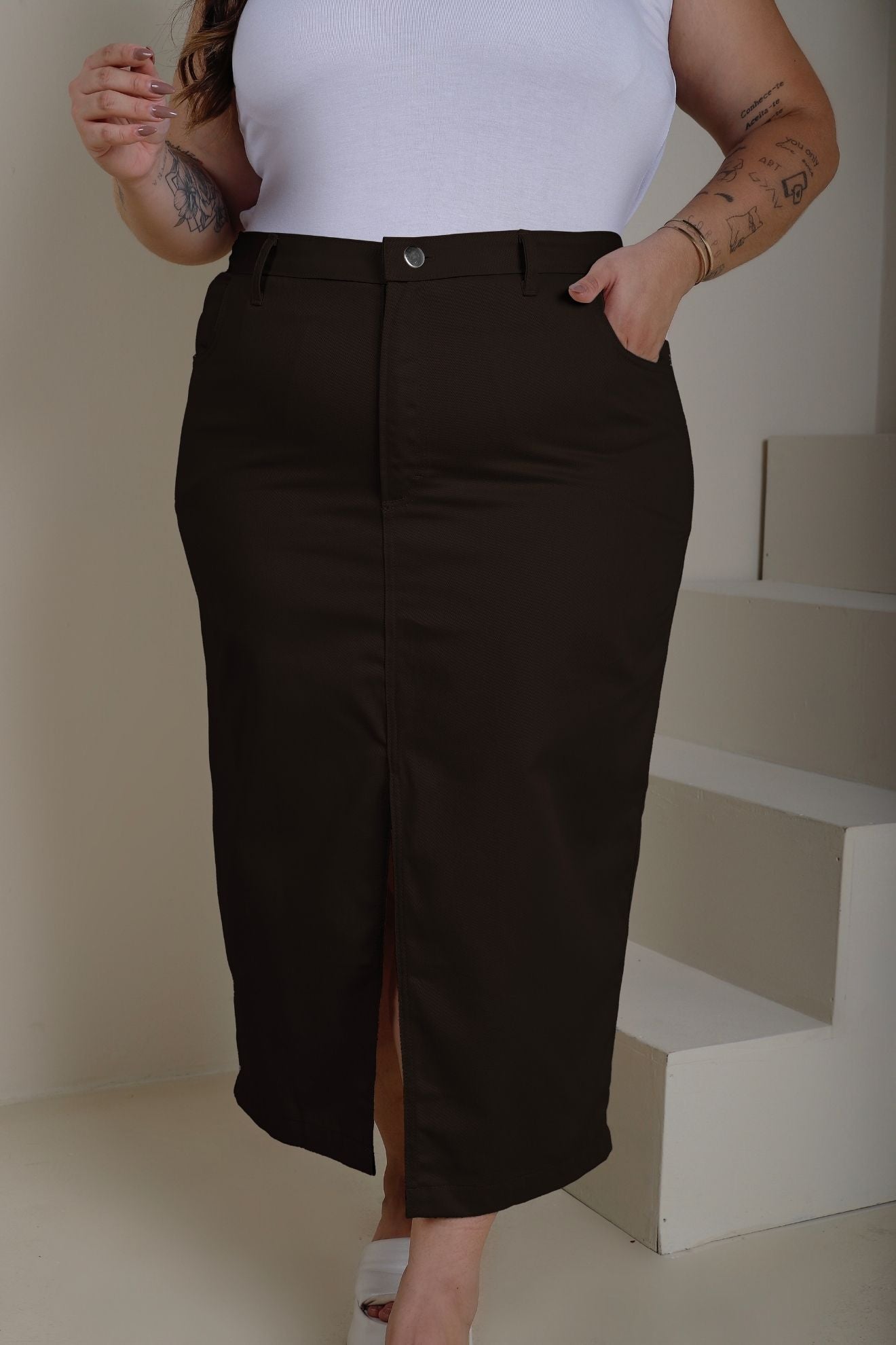 Saia Midi de Sarja Marrom com Fenda