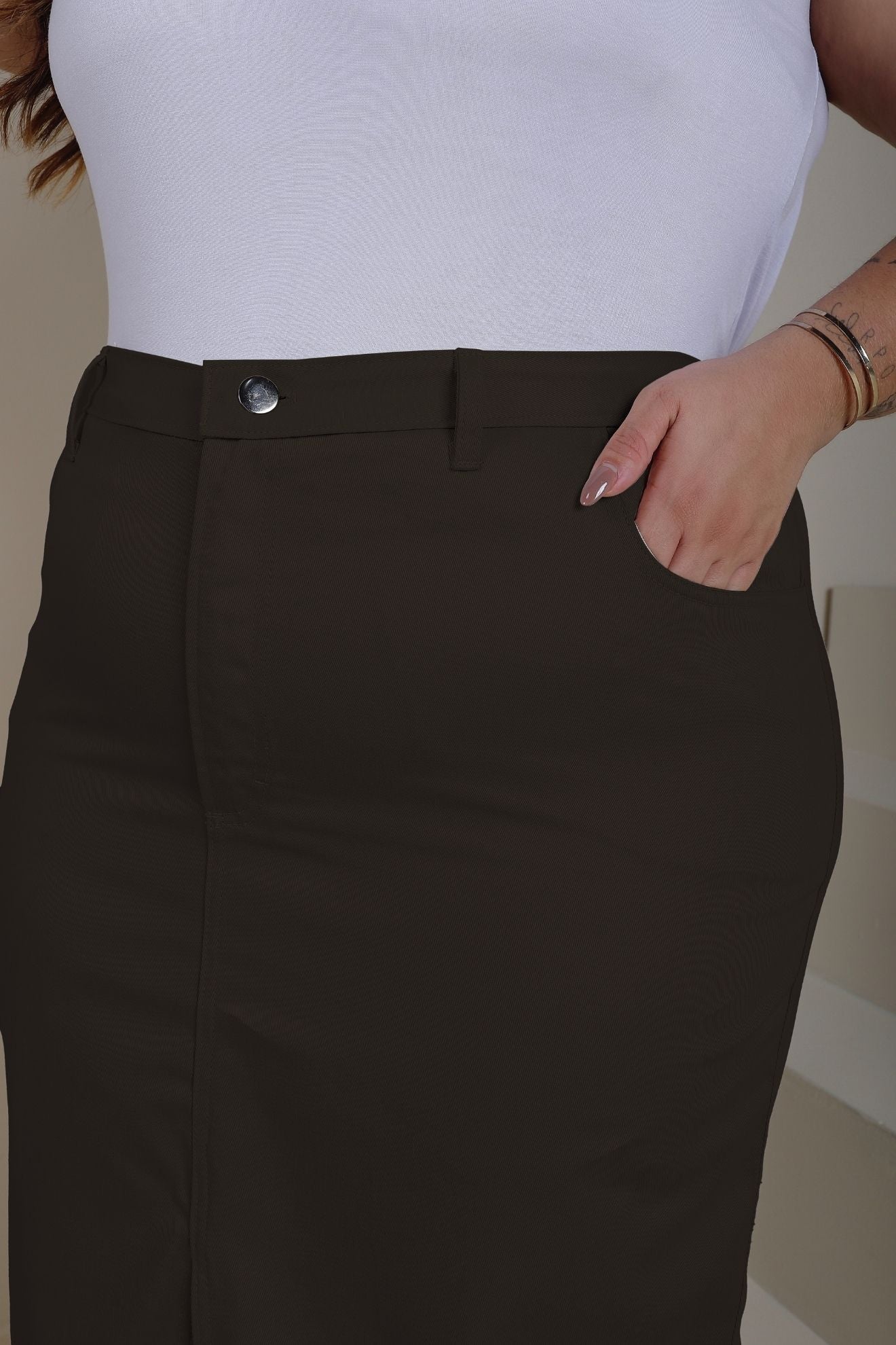 Saia Midi de Sarja Marrom com Fenda